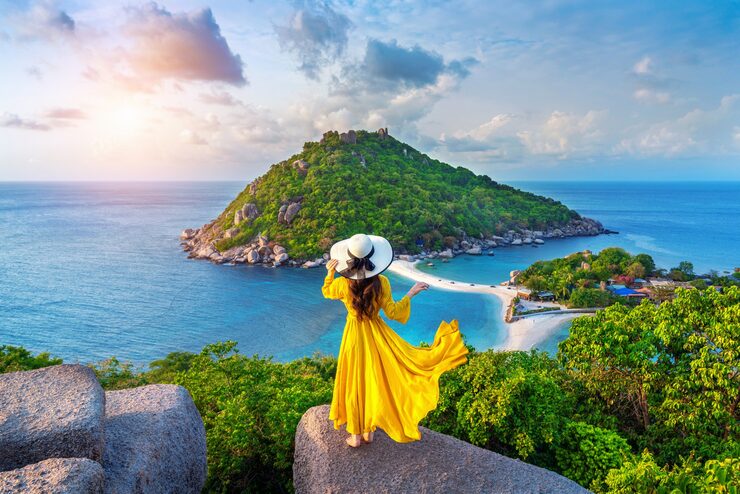 beautiful-girl-standing-viewpoint-koh-nangyuan-island-near-koh-tao-island-surat-thani-thailand_335224-1094