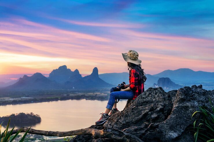 tourist-sitting-phu-sub-lek-viewpoint-sunset-lopburi-thailand_335224-1390